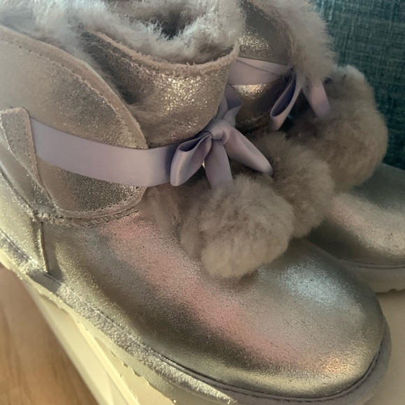 Ugg Gita Boots Girl Size 3 NWOB - Picture 6 of 7
